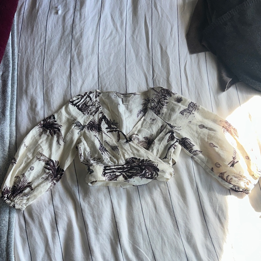 Banana Republic Cream and Black V-Neck Blouse adjustable straps!